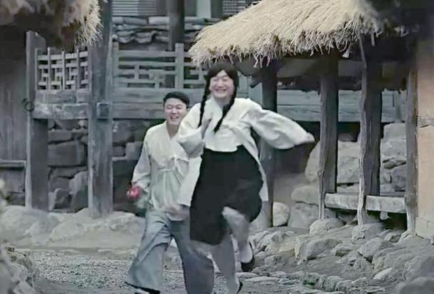 小苹果MV解析：穿越时空的爱情寓言，带你深思真谛与永恒