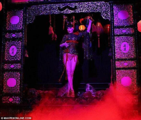 黛塔·范·提思如何用复古滑稽戏重新定义性感与女性赋权？