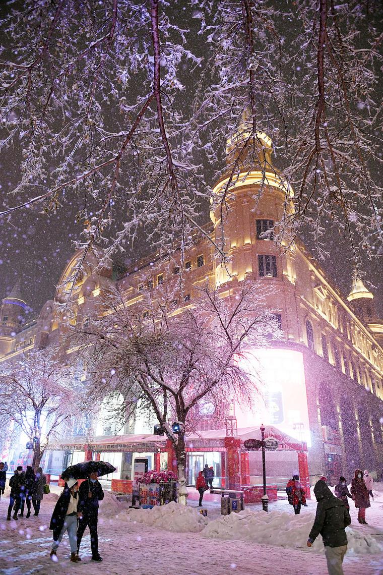 冬天的哈尔滨才是真正的焰火之都 中央大街面包石上流淌的暖光